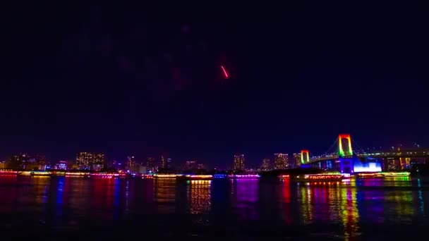 Ein nächtliches Feuerwerk in der Nähe der Regenbogenbrücke in der Stadt Tokio — Stockvideo