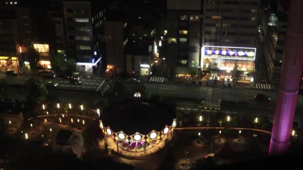 Un paisaje urbano desde el ascensor que cae en la ciudad urbana de Tokio gran angular plano — Vídeos de Stock