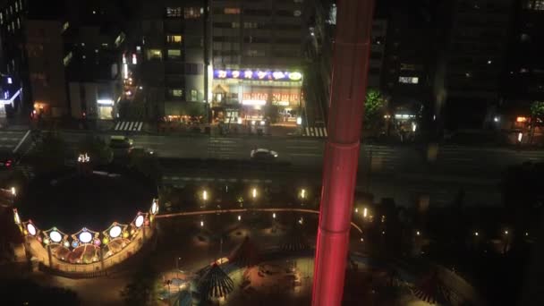 Městská krajina od padajícího výtahu v městském městě v Tokiu široký záběr vysoký úhel — Stock video