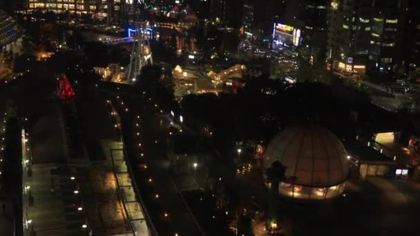 En stadsbild från fallande hiss i den urbana staden i Tokyo vid skott hög vinkel — Stockvideo