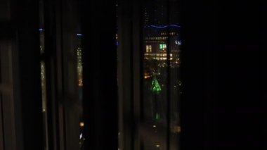 Tokyo 'nun şehir merkezindeki asansörden yükselen bir şehir manzarası yüksek açılı görüntüler içeriyor.