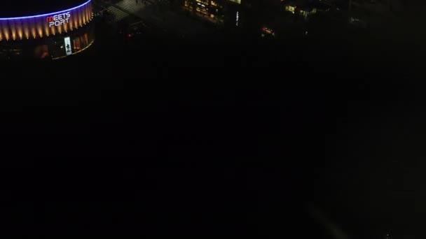东京市区的一座城市从倒塌的电梯上俯瞰而下的景观，拍摄的角度很高 — 图库视频影像