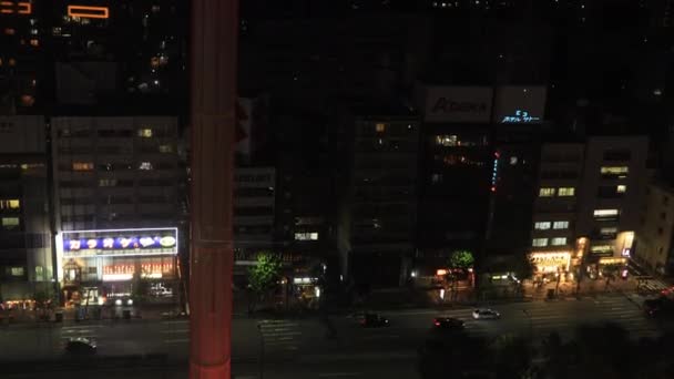 Un paisaje urbano desde el ascensor que cae en la ciudad urbana de Tokio gran angular plano — Vídeos de Stock