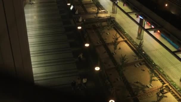 En stadsbild från stigande hiss i den urbana staden i Tokyo vidsträckt skott hög vinkel — Stockvideo