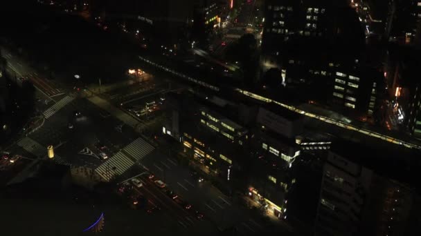 Un paisaje urbano desde el ascensor en ascenso en la ciudad urbana de Tokio gran angular de tiro — Vídeos de Stock