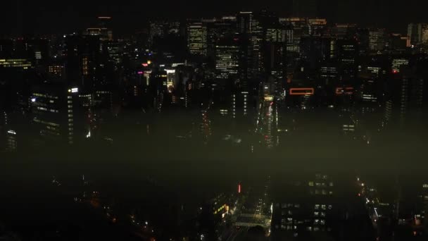 En stadsbild från stigande hiss i den urbana staden i Tokyo vidsträckt skott hög vinkel — Stockvideo