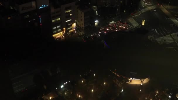 Un paisaje urbano desde el ascensor en ascenso en la ciudad urbana de Tokio gran angular de tiro — Vídeos de Stock