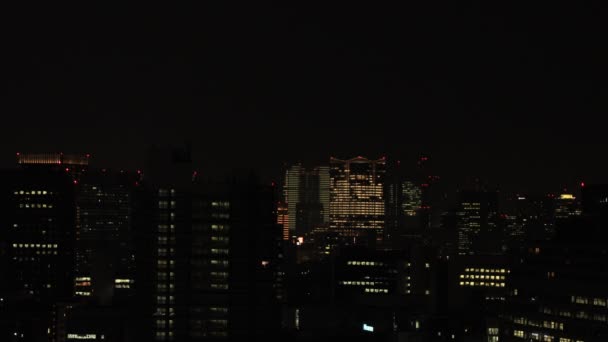 Un paysage urbain nocturne dans la ville urbaine de Tokyo long shot — Video