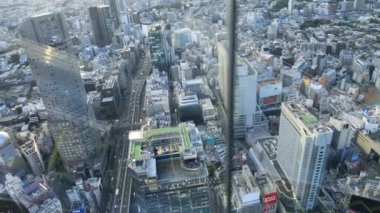 Tokyo 'nun yüksek açılı kentindeki asansörde düşen bir şehir manzarası.
