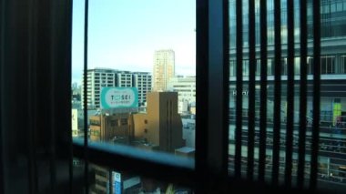Tokyo 'nun yüksek açılı kentindeki asansörde düşen bir şehir manzarası.