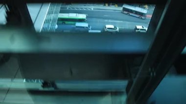 Tokyo 'nun yüksek açılı kentindeki asansörde düşen bir şehir manzarası.