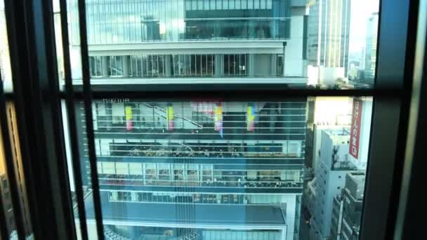 Un paisaje urbano desde el ascensor que cae en la ciudad urbana de Tokio ángulo alto — Vídeo de stock