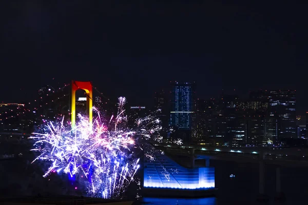 Fuochi d'artificio notturni vicino al ponte Rainbow nella città urbana di Tokyo — Foto Stock