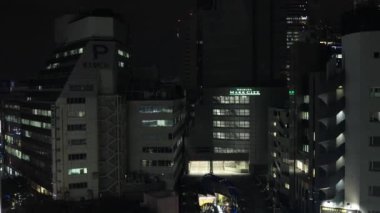 Tokyo yüksek açılı şehir merkezinde asansörün düşmesinden bir gece manzarası.