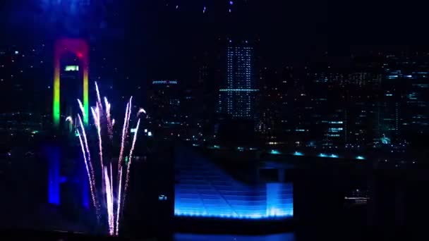 Nocny timelapse fajerwerków bliski Tęczowy most na miejskim mieście w Tokio szerokie ujęcie — Wideo stockowe