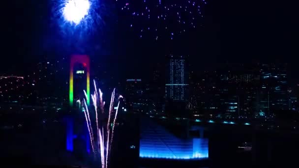 Μια νύχτα timelapse πυροτεχνήματα κοντά Rainbow γέφυρα στην αστική πόλη του Τόκιο ευρύ πλάνο — Αρχείο Βίντεο