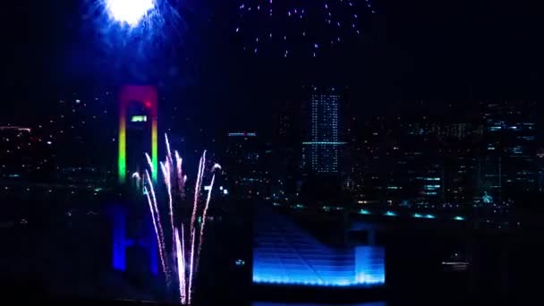 Ein nächtliches Feuerwerk in der Nähe der Regenbogenbrücke in der Großstadt Tokio — Stockvideo