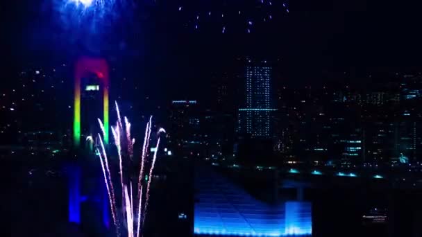 Een avond timeapse van vuurwerk nabij Rainbow brug bij de stedelijke stad in Tokio wijd shot — Stockvideo