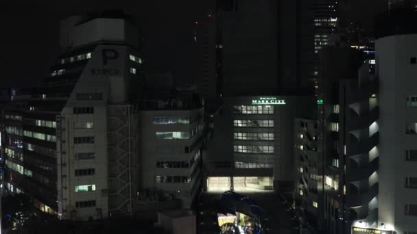 Un paisaje urbano nocturno desde el ascensor que cae en la ciudad urbana de Tokio ángulo alto — Vídeos de Stock