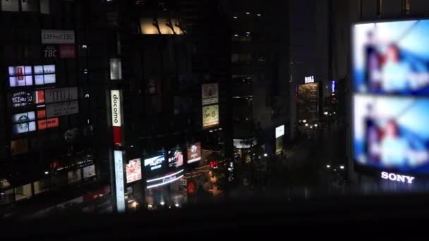 Un paisaje urbano nocturno desde el ascensor que cae en la ciudad urbana de Tokio ángulo alto — Vídeos de Stock