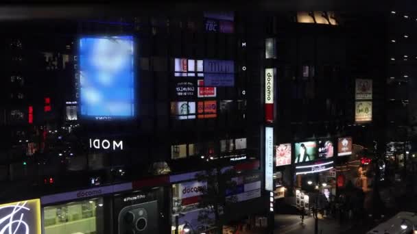 Noční městská krajina od padajícího výtahu v městském městě v Tokiu — Stock video