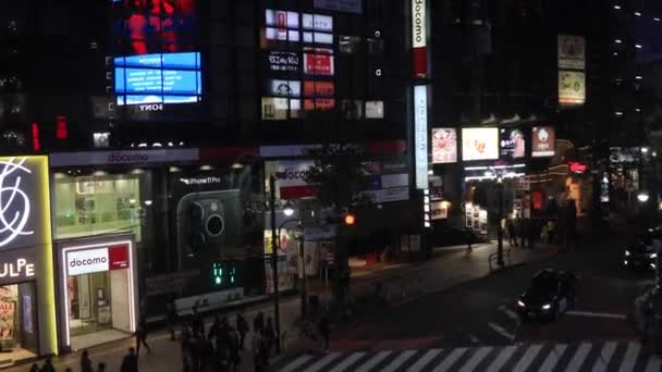 Un paisaje urbano nocturno desde el ascensor que cae en la ciudad urbana de Tokio ángulo alto — Vídeos de Stock