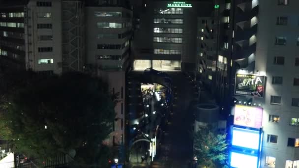 Uma paisagem urbana noturna do elevador em queda na cidade urbana de Tóquio ângulo alto — Vídeo de Stock