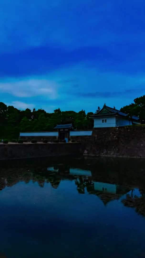 Un crépuscule timelapse au palais impérial de Tokyo plan vertical — Video