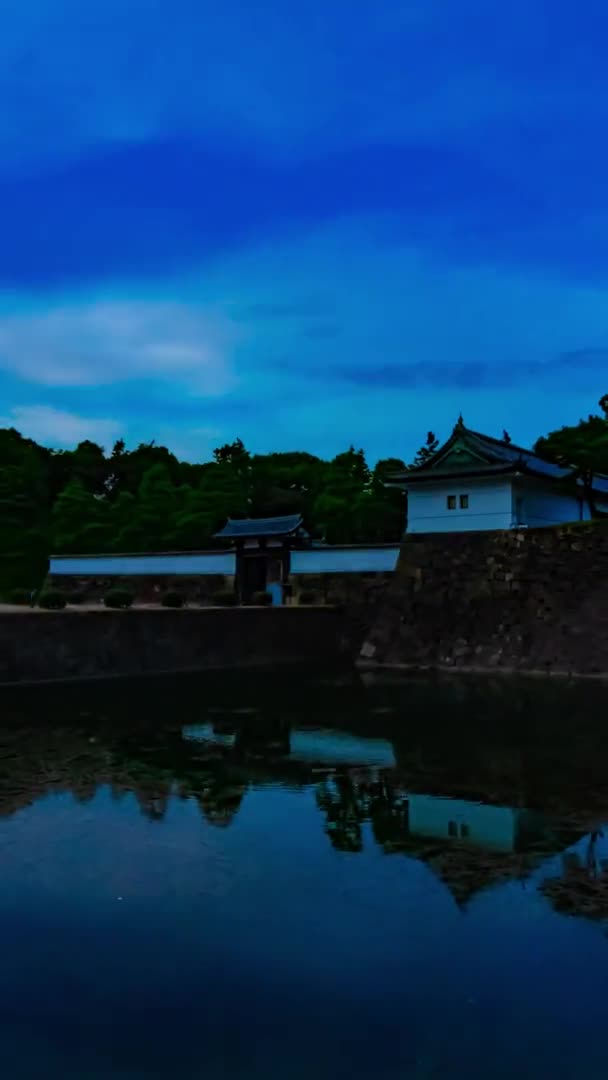 Un crépuscule timelapse au palais impérial de Tokyo plan vertical zoom — Video