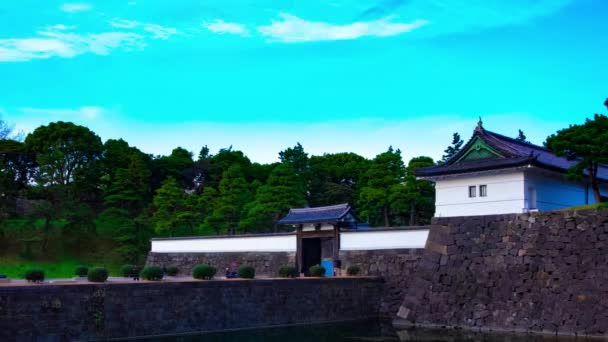 Un timelapse del atardecer en el palacio imperial en Tokio panorámica de tiro ancho — Vídeo de stock