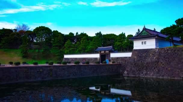 東京の皇居での夕暮れ時の経過ワイドショットの傾き — ストック動画