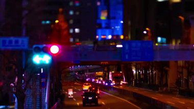 Shibuya 'daki minyatür neon sokağının gece vardiyası.