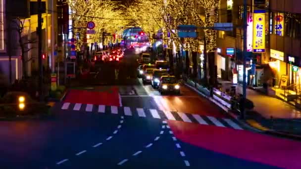 Een avond timeapse van de verlichte straat bij de benedenstad in Shibuya Tokio panning — Stockvideo