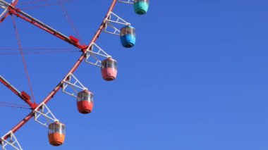 Odaiba Tokyo 'daki eğlence parkında bir dönme dolap.