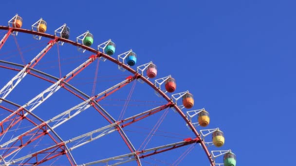 Una rueda de hurón en el parque de atracciones en Odaiba Tokio tiro largo diurno — Vídeos de Stock