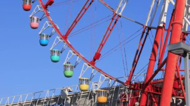Odaiba Tokyo 'daki eğlence parkında bir dönme dolap.
