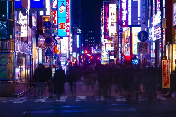 도쿄 신바시 시내의 야간 네온 거리에 긴 샷 — 스톡 사진