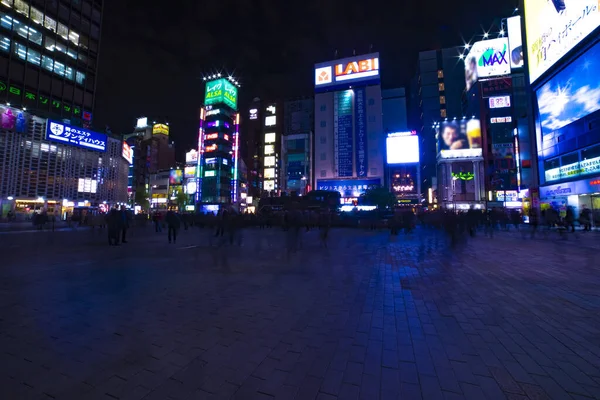 Een avond neon benedenstad straat in Shinbashi Tokio breed schot — Stockfoto