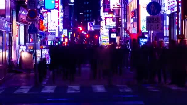 Um timelapse da noite da rua baixa do neon em Shinbashi Tóquio tiro longo panning — Vídeo de Stock