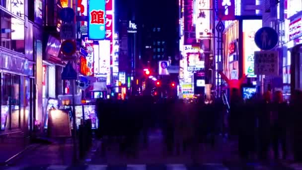 Een avond timelapse van de neon benedenstad straat in Shinbashi Tokio lange schot zoom — Stockvideo