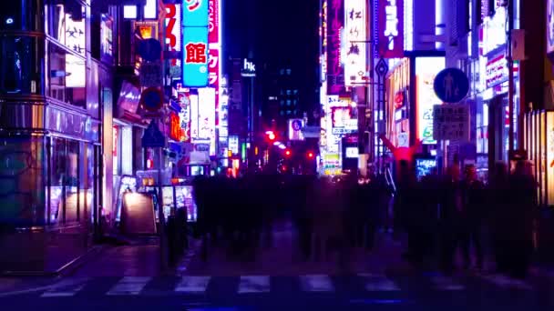 Ein nächtlicher Zeitraffer der neonfarbenen Innenstadt-Straße in Shinbashi Tokyo long shot — Stockvideo
