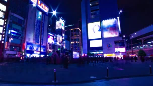 Μια νύχτα timelapse της neon στο κέντρο της οδού στο Shinbashi Τόκιο ευρύ πλάνο panning — Αρχείο Βίντεο