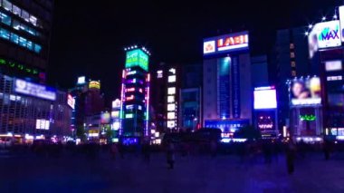 Shinbashi Tokyo 'daki neon şehir merkezindeki caddenin gece görüntüsü.