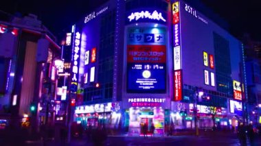 Shinbashi Tokyo 'daki neon şehir merkezindeki caddenin gece görüntüsü.