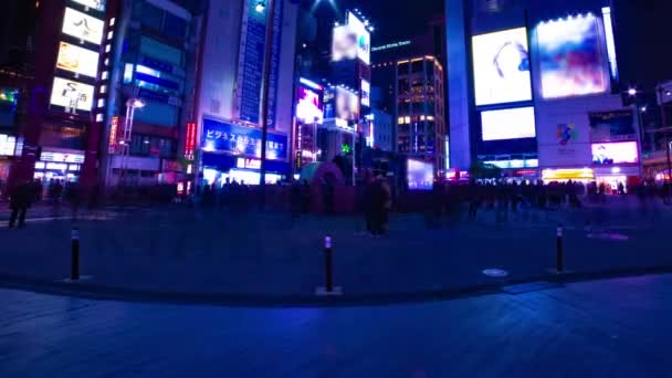 Un lapso de tiempo nocturno de la calle del centro de neón en Shinbashi Tokio panorámica de tiro ancho — Vídeo de stock