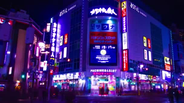 Um timelapse da noite da rua baixa do neon em Shinbashi Tóquio tiro largo panning — Vídeo de Stock