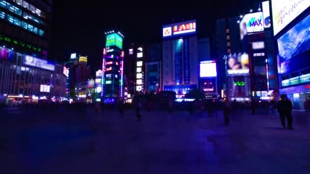 Shinbashi Tokyo 'da neon şehir merkezindeki caddenin gece görüntüsü. — Stok video