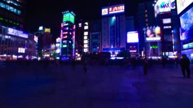 Shinbashi Tokyo 'nun neon şehir merkezindeki caddenin gece görüntüsü.