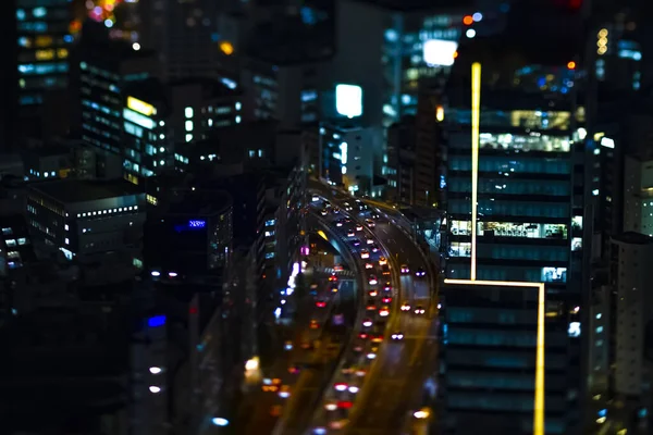 Una carretera en miniatura nocturna en la ciudad urbana de Tokio de alto ángulo tiltshit — Foto de Stock