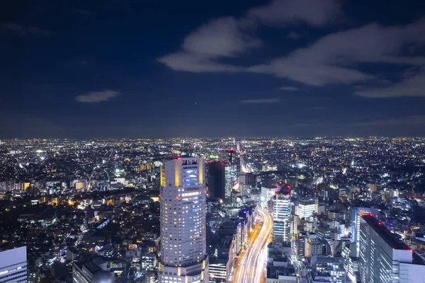 Uma noite neon cidade em Shibuya Tóquio grande ângulo de tiro — Fotografia de Stock